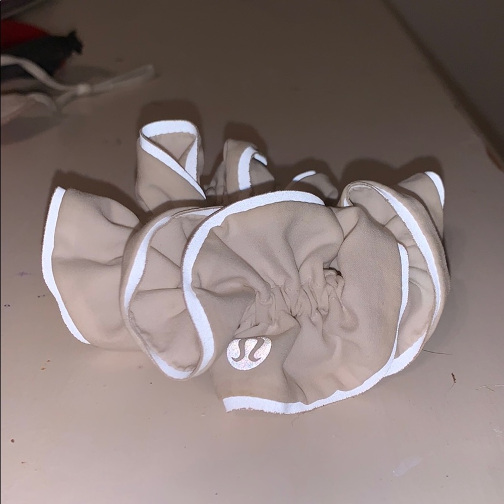 lululemon light locks scrunchie